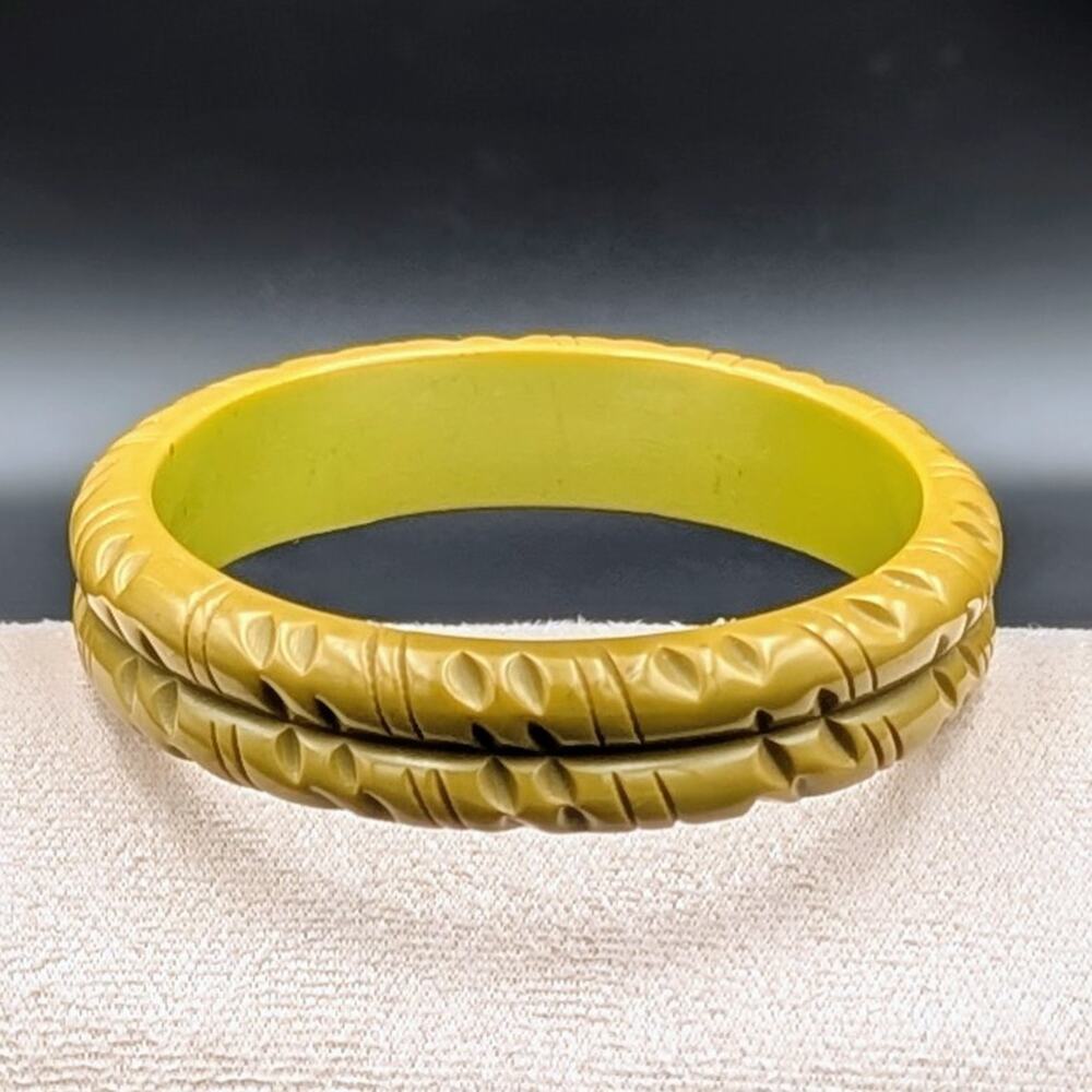 Vintage 1930s Carved Butterscotch Bakelite Bangle Bracelet